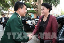 边防部队司令黄春战欢迎阮氏金银