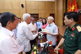 越共中央总书记阮富仲接待河内市选民。（图片来源：越通社）