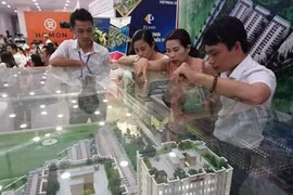 参观者在2017年越南房地产博览会。（图片来源：越通社）