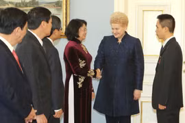 国家副主席邓氏玉盛（左四）与立陶宛共和国总统达利娅•格里包斯凯特。