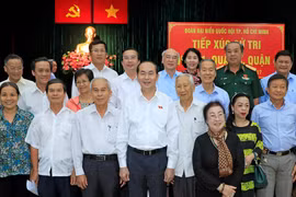 陈大光接待胡志明市选民：反腐工作要持之以恒的坚持下去