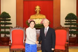 越共中央总书记阮富仲会见老挝国会主席巴妮•雅陶都