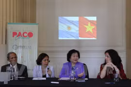 前越南国家副主席张美花（右二）出席研讨会。