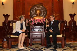 胡志明市市委书记阮善仁会见荷兰驻越大使尼恩可。（图片来源：越通社） 