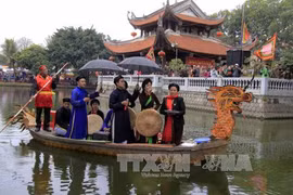 附图：北宁省林庙会期间的文艺表演节目（图片来源：越通社）