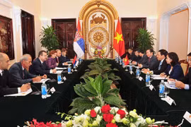 越南政府副总理兼外长范平明与塞尔维亚第一副总理兼外交部长达契齐举行会谈。