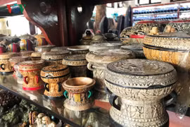 附图：越南玉屡铜鼓。