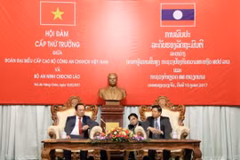 越南公安部副部长阮文诚（左）与老挝公安部副部长辛塔冯·赛雅孔举行会谈