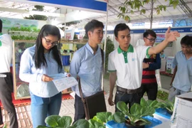 第五届胡志明市农业种子展销会参观者。