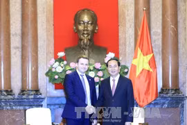 双方紧密握手。