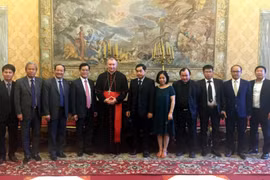 双方代表合影。（图片来源：VOV）