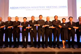 东盟各成员国外长合影。（图片来源：AP）