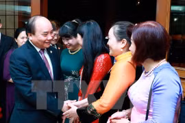 政府总理阮春福与越南驻菲律宾大使馆干部职员和旅