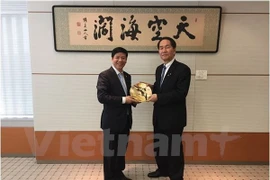 越南驻日本大使阮国强（左）与日本香川县知事滨田（图片来源：越通社） 