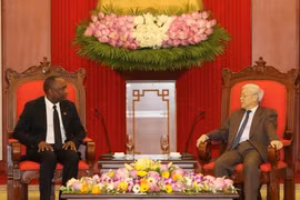 阮富仲总书记会见海地参议院议长尤里•拉托尔蒂