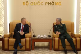 阮志咏上将（右）会见美国驻越大使特德·奥休斯（左）