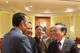 冯国显一行已分别与摩洛哥众议院议长哈比博·马勒克和参议院副议长阿布德斯萨马德·卡优特举行会谈。