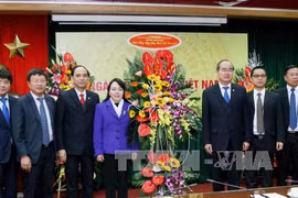 阮善仁（右三）向医务工作者代表送鲜花饼致以节日祝福