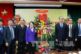 阮善仁（右三）向医务工作者代表送鲜花饼致以节日祝福