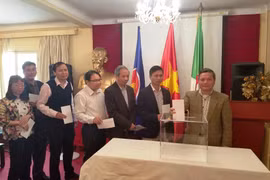 旅居阿尔及利亚越南人捐款帮助国内受灾民众渡过难关