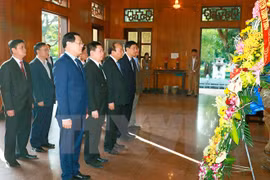 越南政府总理阮春福来到金莲遗迹区 向胡志明主席敬香（图片来源：越通社）