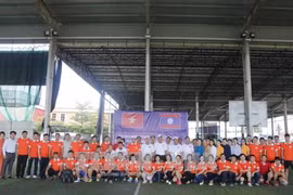 两国青年合影(图片来源：越通社）