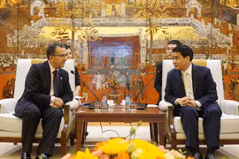 河内市人民委员会主席阮德钟会见摩洛哥王国驻越大使阿兹丁·法赫尼。