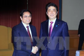 日本首相安倍晋三会见越共中央组织部部长、越日友好议员小组主席范明正。