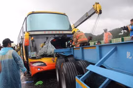 越南旅游团在中国台湾台北出车祸 11名旅客轻伤。（图片来源：taiwannews.com.tw)