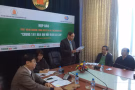 2017年《共同携手抚平橙毒剂受害者之痛》发短信慈善捐款活动记者会（图片来源：http://www.tuyengiao.vn）