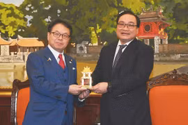 河内市委书记黄忠海向日本经济贸易产业省大臣世耕弘成赠送礼物。