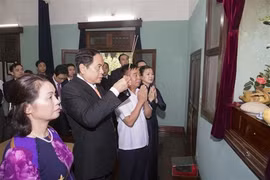 越南祖国阵线中央委员会主席陈青敏向胡志明主席敬香。（图片来源：qdnd.vn）