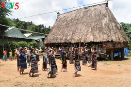 姐妹们光着脚按鼓点跳着冬冬咂杂 （tung tung da dá）舞。（图片来源：越南之声）