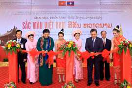 越南国会副主席丛氏放和老挝建国阵线中央主席赛宋蓬·丰威汉出席开幕式并剪彩。（图片来源：越通社）