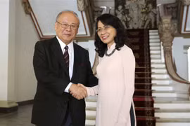 胡志明市人民委员会副主席阮氏秋会见日越友好议员联盟特别顾问武部勤。（图片来源：http://www.thesaigontimes.vn）