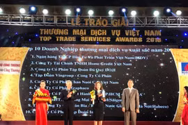 “2016年越南最佳贸易服务企业”奖总结颁奖仪式。（图片来源：http://petrotimes.vn）