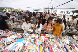 2017年河内市旧书展览会（图片来源：tuoitre.vn）