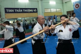 邓文发武师悉心指导学员练习（图片来源：《越南画报》）