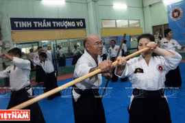 邓文发武师悉心指导学员练习（图片来源：《越南画报》）