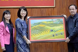 安沛省人委会常务副主席谢文龙向世界宣明会代表团赠送礼物