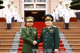 越南国防部部长吴春历大将（右）与缅甸国防军总司令敏昂莱大将（左）（图片来源：越通社）