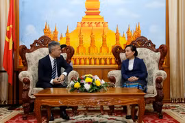 老挝劳动社会福利部副部长拜坎·卡提亚会见越南驻老挝大使馆临时代办阮青松。