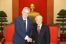 越共中央总书记阮富仲（右）亲切会见会见捷克共和国总统米洛什•泽曼。