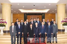 越共中央总书记阮富仲与东盟各国驻越使节合影（图片来源：越通社）