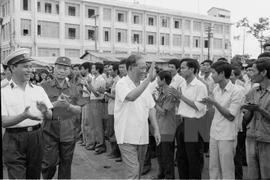 已故越共中央总书记黎笋于1980年3月19日参观胡志明市巴山制船厂。