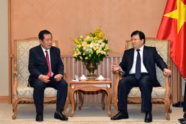 越南政府副总理郑廷勇（右）会见老挝邮电部部长他夏米·蓬玛占。（图片来源：越通社）