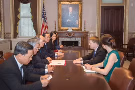 胡志明市市委书记会见美国副国务卿香农