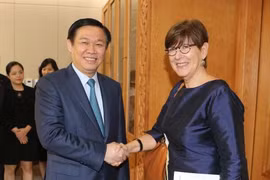 政府副总理王廷惠（左）与比利时驻越大使让娜· 罗卡。