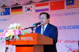 河南省人民委员会主席阮春冬在会议上发表讲话（图片来源：河南省官方网站）