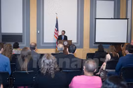 越南驻美国大使范光荣在放映会上发表讲话。（图片来源：越通社）